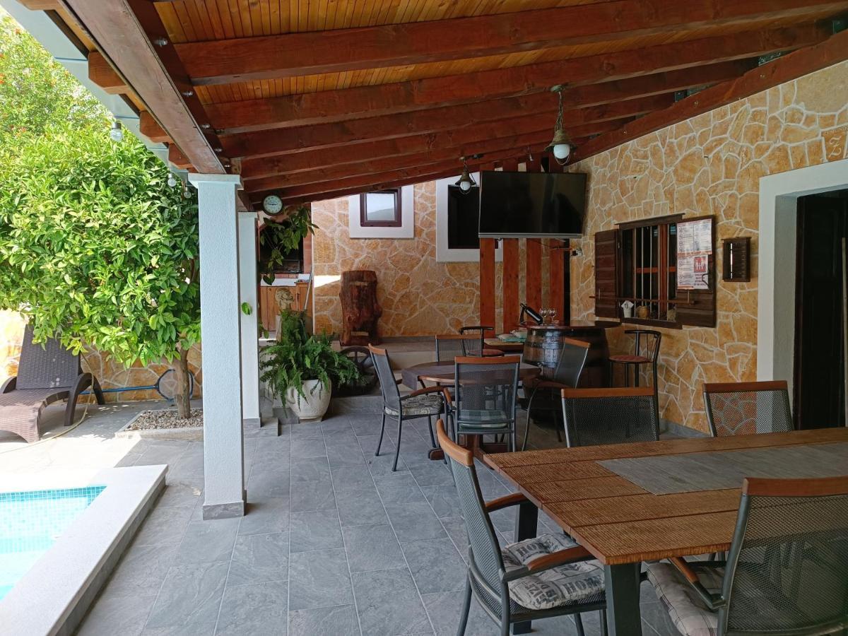 Villa Vlade- From The Heated Pool To The Beach In 1 Minute เยเซนิเซ ภายนอก รูปภาพ